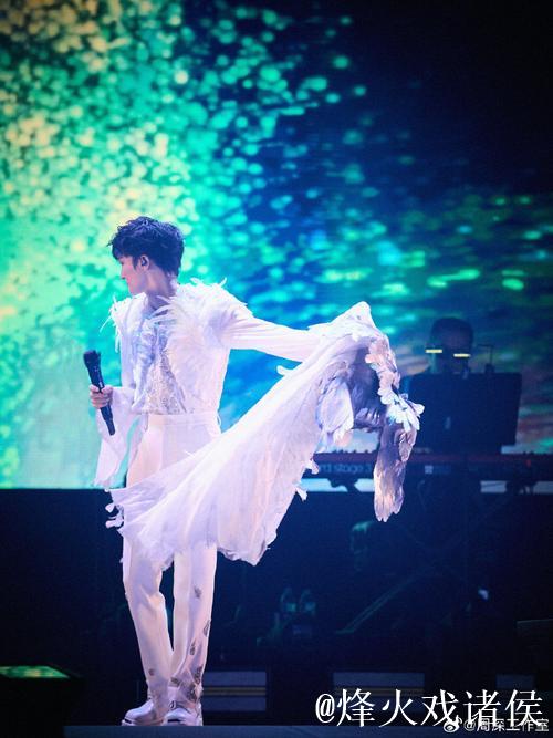 “浪琴香港国际赛，Rain热力献唱点燃全场”